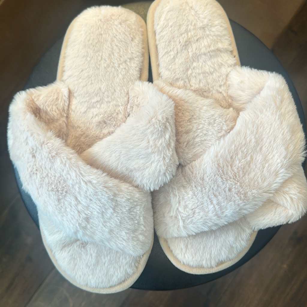 Brand New Cozy Slipper Size 4647